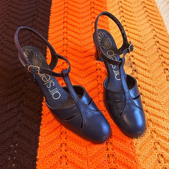 1970s Air step soft sole Dark Blue T-bar Roman Mary Jane heels - made in Canada! - Picture 1 of 11